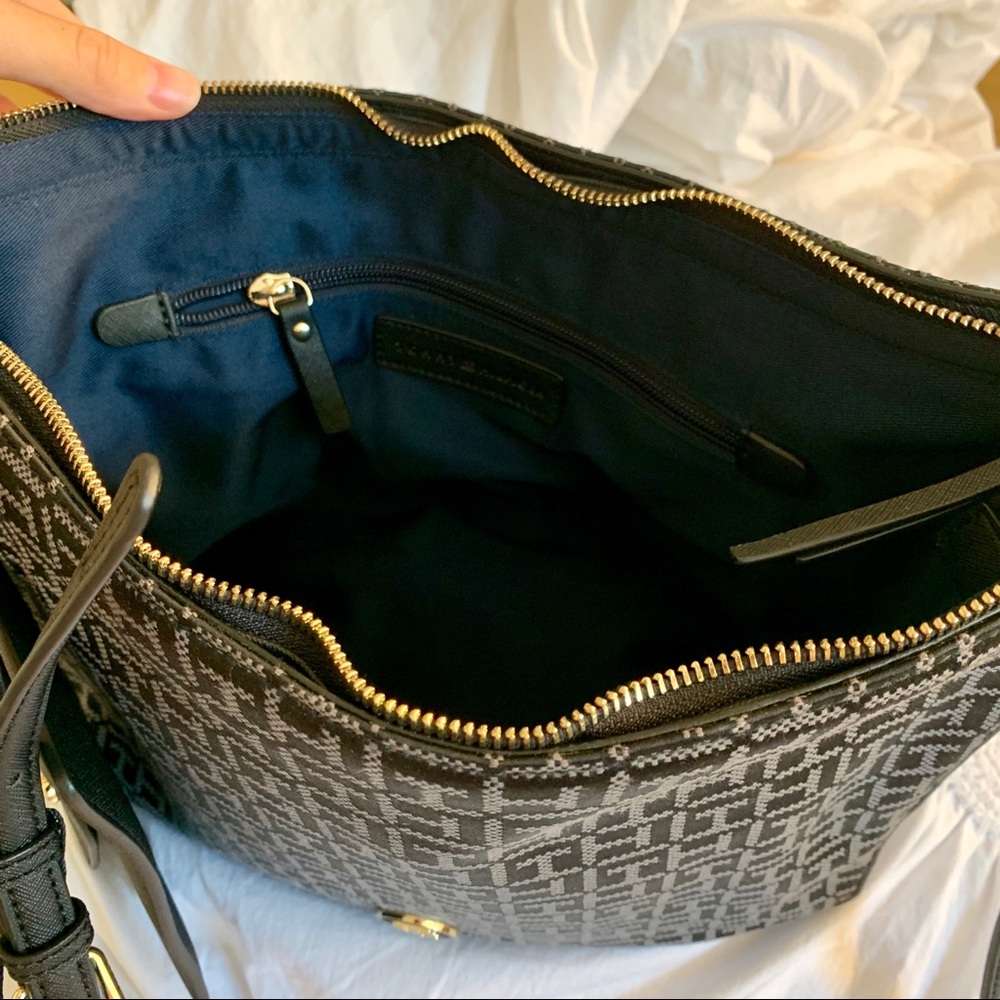 Tommy Hilfiger Crossover Bag - Picture 2 of 4